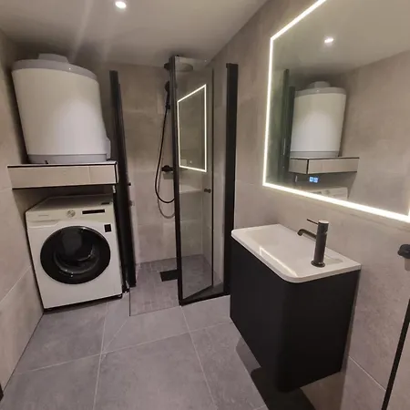 Near City, 7 Min From The Airport, Free Parking